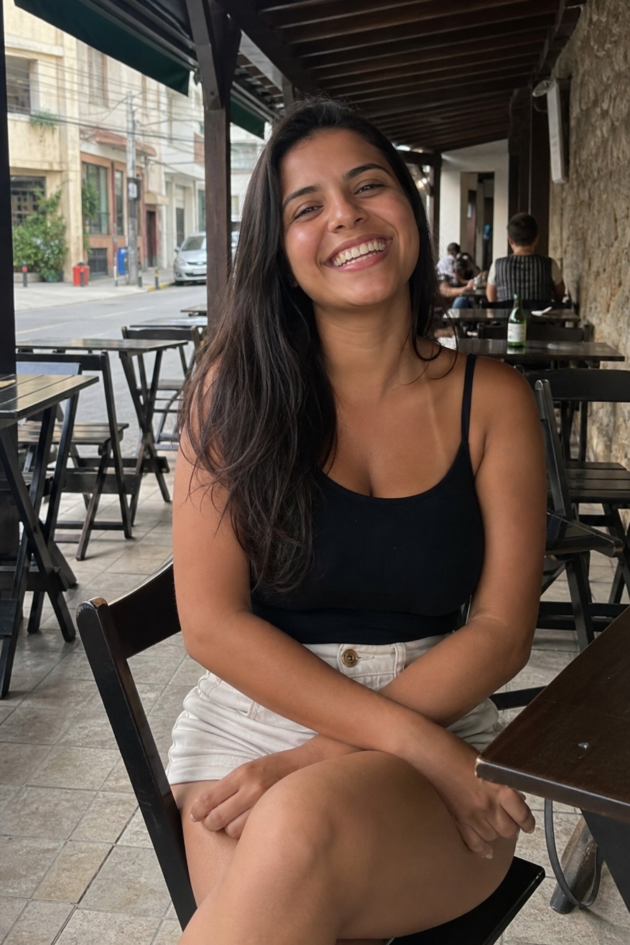 Mulher adulta em uma foto espontânea durante um encontro em um café.