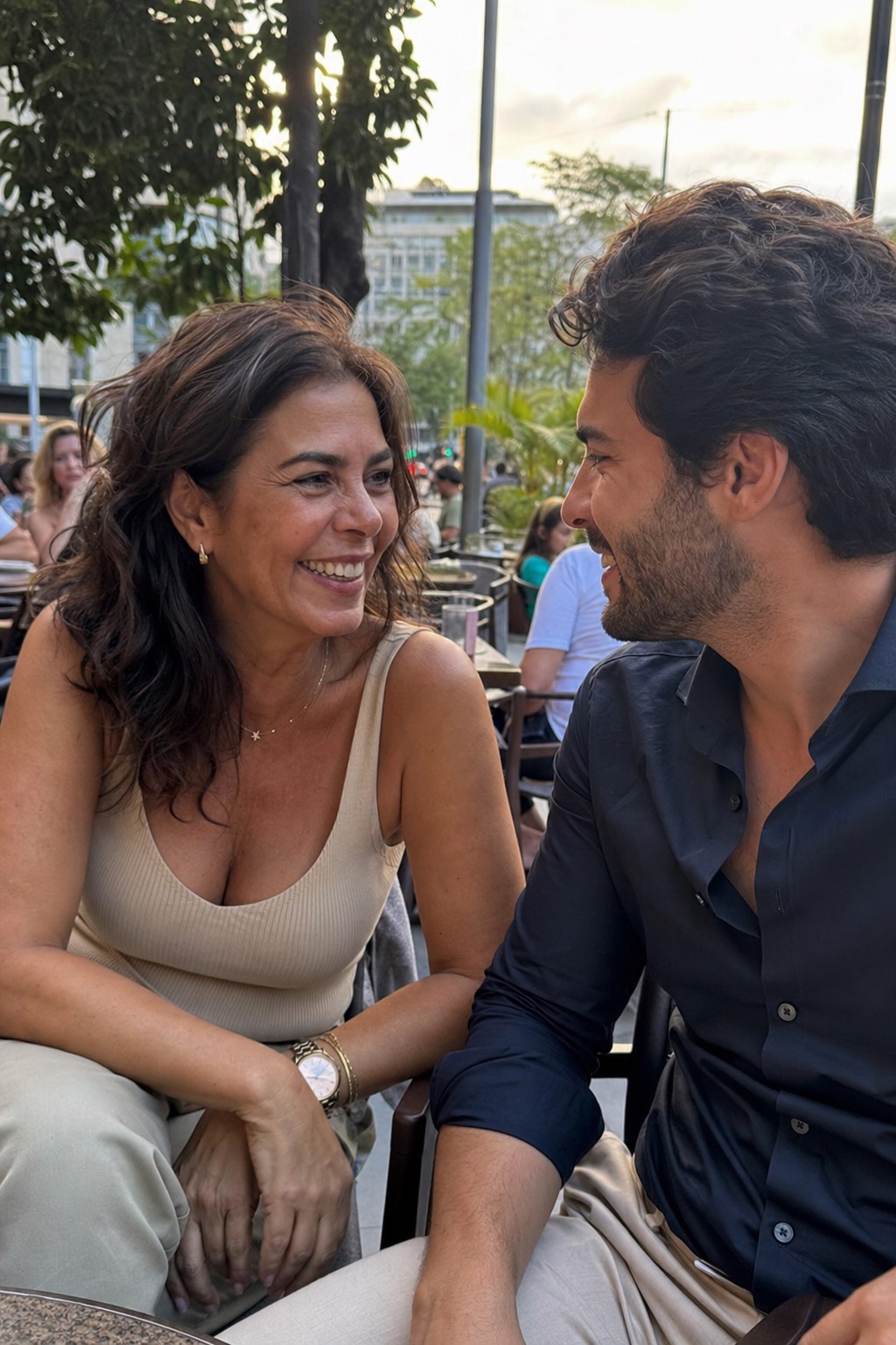 Sugar Mommy em um encontro com um homem mais jovem em um café.