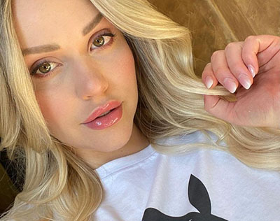 Foto ilustrativa de uma mulher loira em selfie, representando uma Sugar Baby.