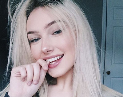 Foto ilustrativa de uma mulher loira sorrindo, representando uma Sugar Baby.