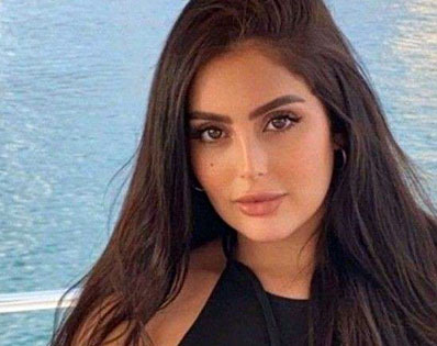 Foto ilustrativa de uma mulher morena perto de uma piscina, representando uma Sugar Baby.