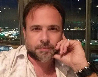 Foto ilustrativa de um homem em um restaurante, representando um Sugar Daddy.