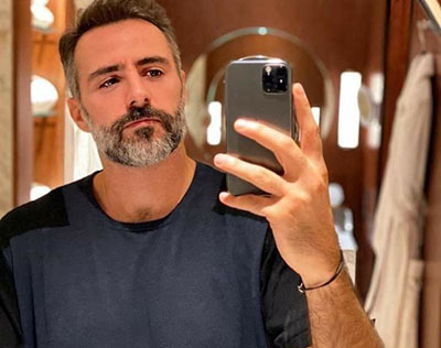 Foto ilustrativa de um homem em selfie no espelho, representando um Sugar Daddy.