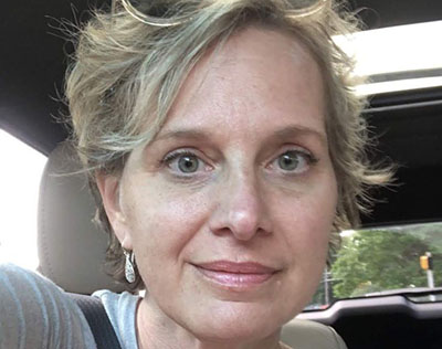 Foto ilustrativa de uma mulher loira dentro de um carro, representando uma Sugar Mommy.