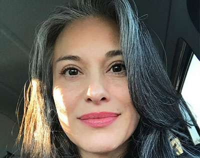 Foto ilustrativa de uma mulher morena dentro de um carro, representando uma Sugar Mommy.